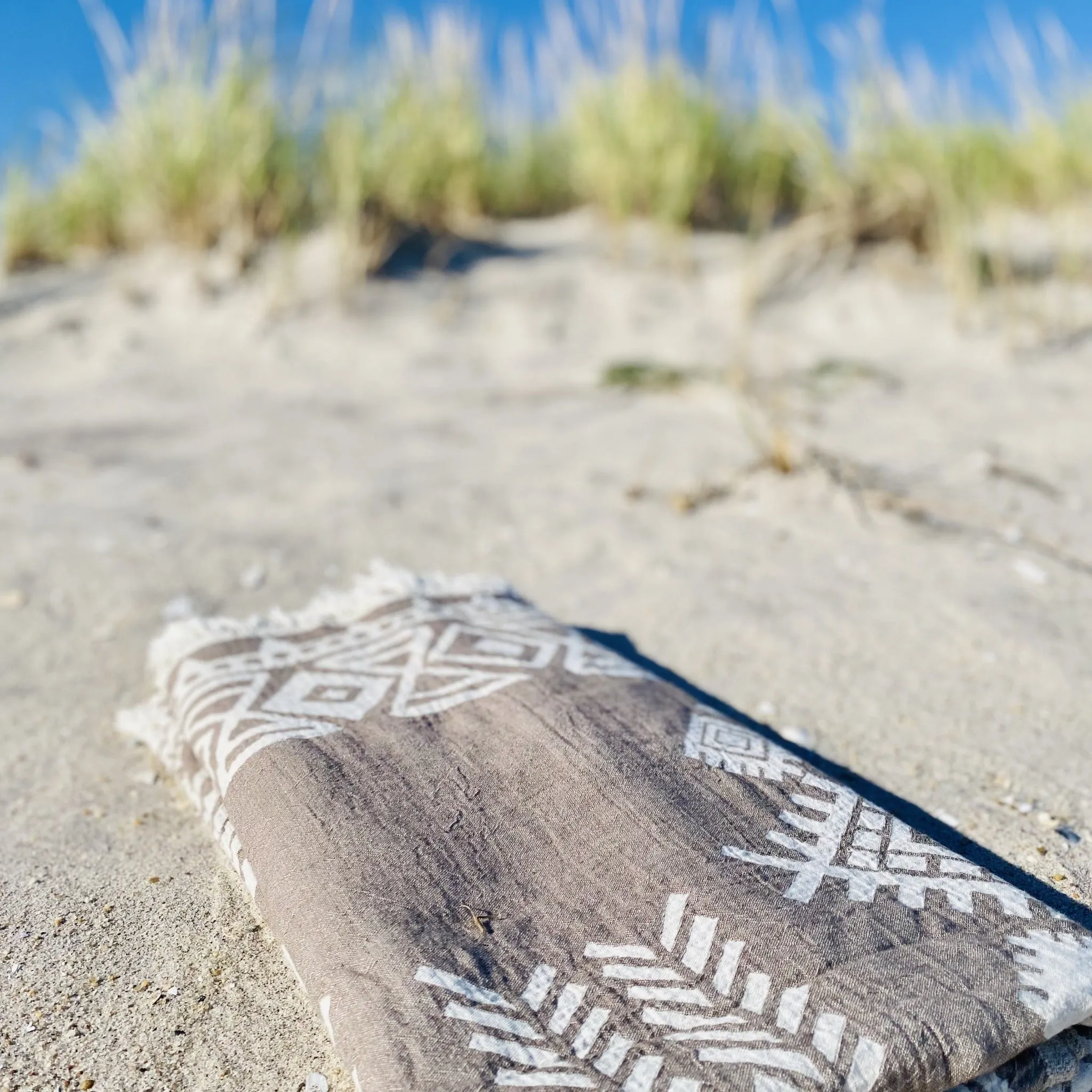 GREY AND WHITE AIYARA REVERSIBLE BEACH BLANKET