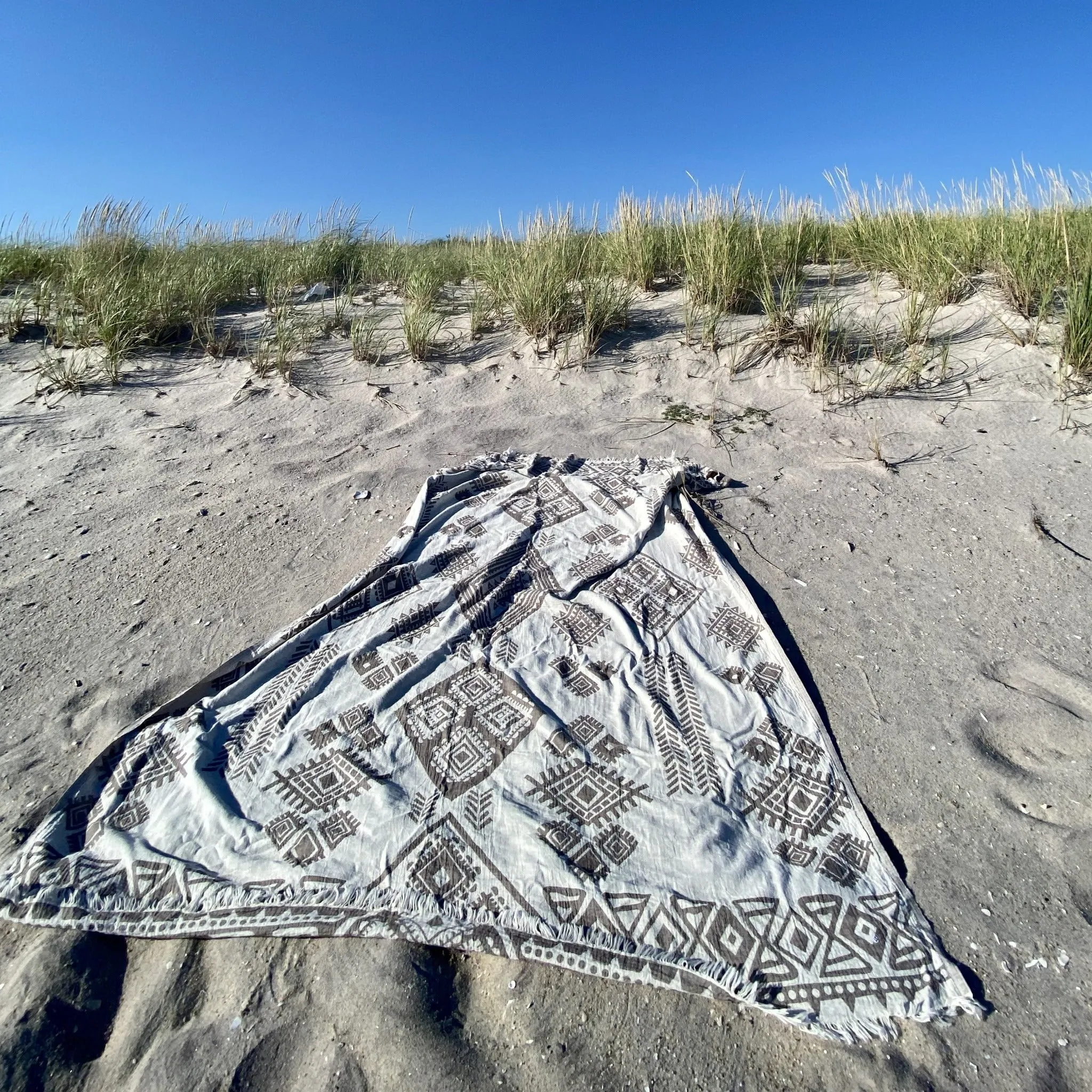 GREY AND WHITE AIYARA REVERSIBLE BEACH BLANKET